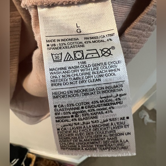 Old Navy Sweetheart Neck Tee - Picture 4 of 4